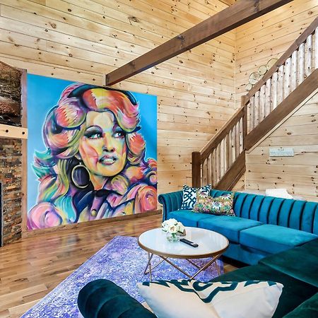 Smokiesboutiquecabins Would Love To Host You At Dolly'S Cute Cabin! 4 Suites With Private Bathrooms - Hot Tub, Fire Pit, Game Room, Resort Pool Open Memorial Day Through Labor Day! Гатлінбург Екстер'єр фото