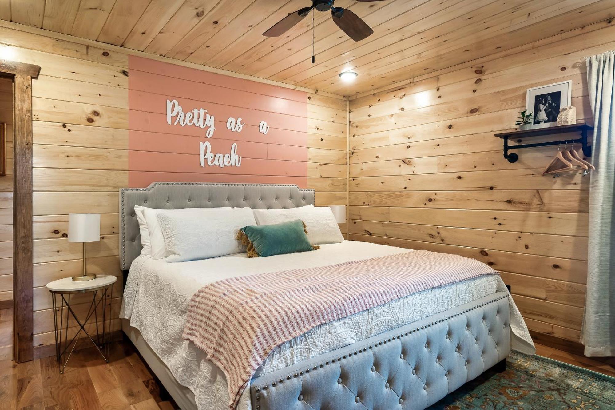 Smokiesboutiquecabins Would Love To Host You At Dolly'S Cute Cabin! 4 Suites With Private Bathrooms - Hot Tub, Fire Pit, Game Room, Resort Pool Open Memorial Day Through Labor Day! Гатлінбург Екстер'єр фото