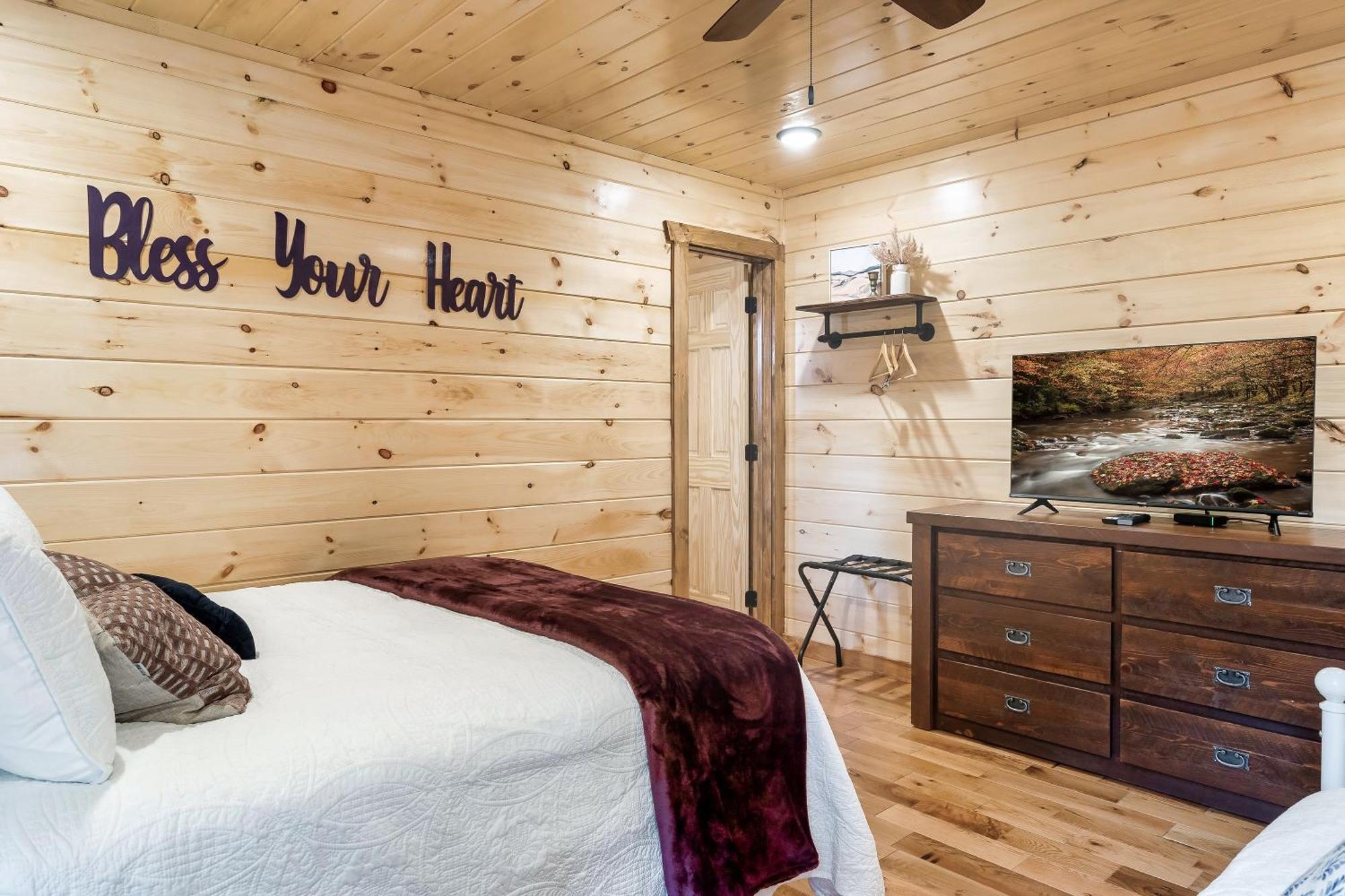Smokiesboutiquecabins Would Love To Host You At Dolly'S Cute Cabin! 4 Suites With Private Bathrooms - Hot Tub, Fire Pit, Game Room, Resort Pool Open Memorial Day Through Labor Day! Гатлінбург Екстер'єр фото