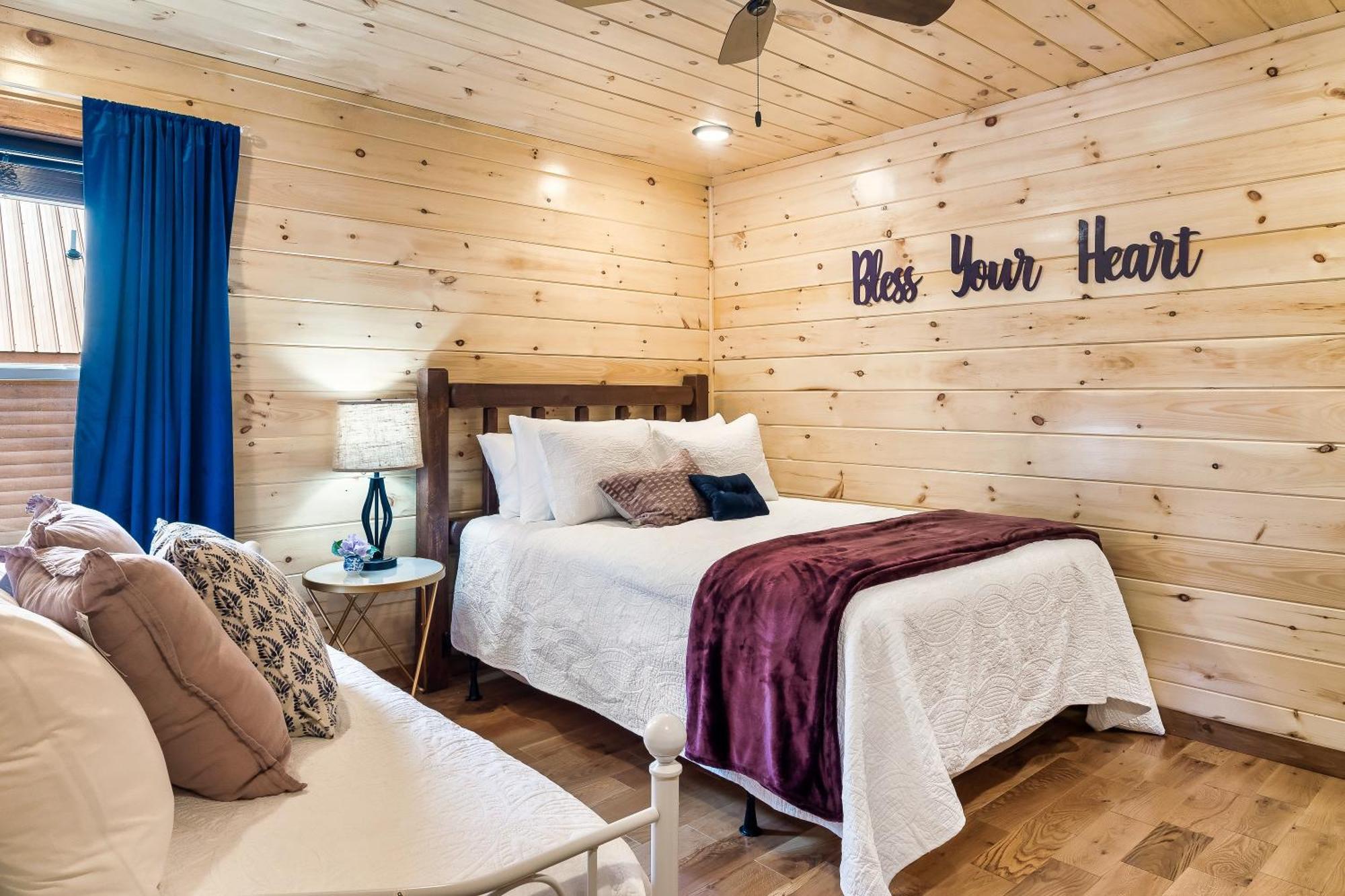Smokiesboutiquecabins Would Love To Host You At Dolly'S Cute Cabin! 4 Suites With Private Bathrooms - Hot Tub, Fire Pit, Game Room, Resort Pool Open Memorial Day Through Labor Day! Гатлінбург Екстер'єр фото