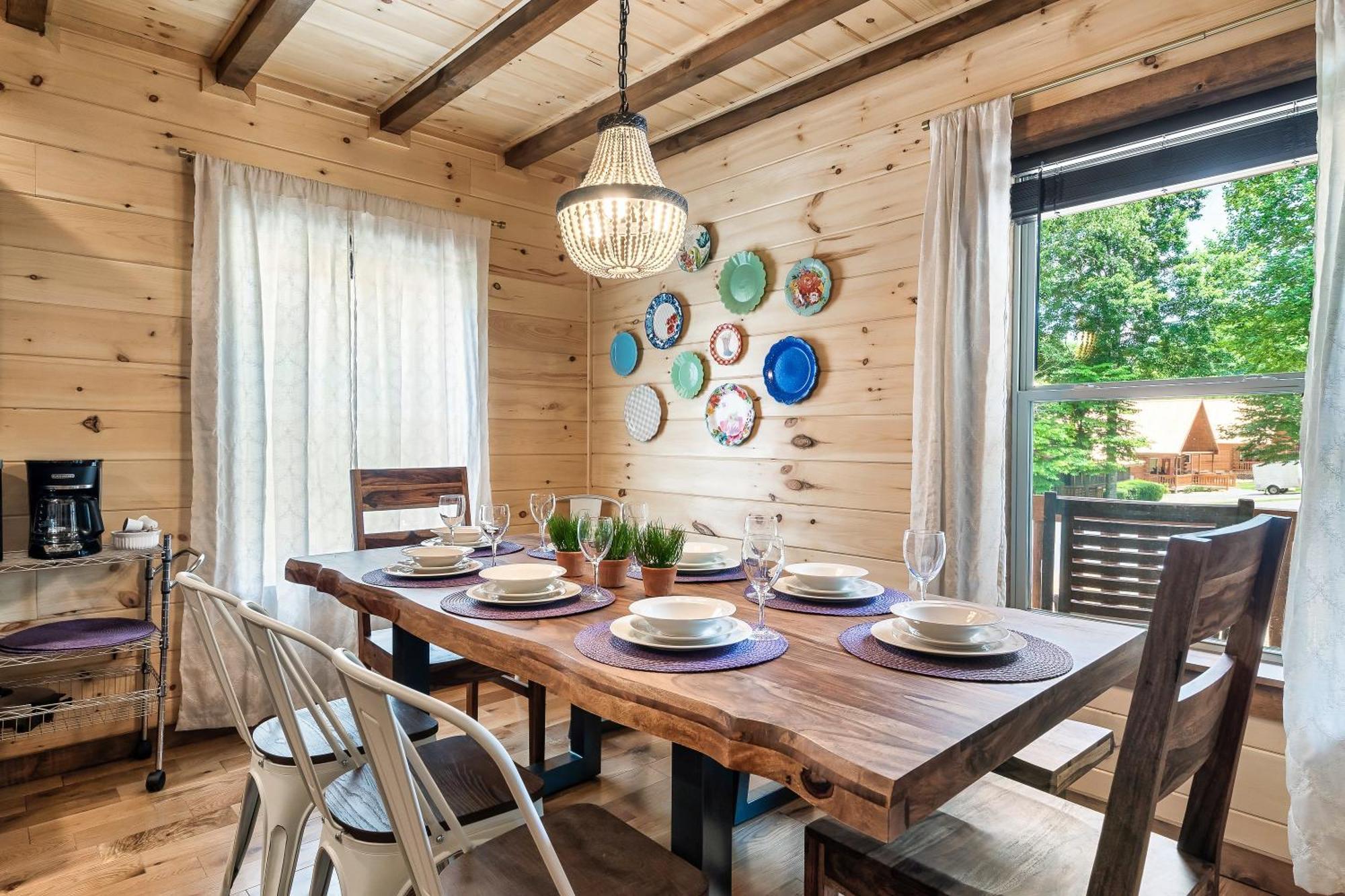 Smokiesboutiquecabins Would Love To Host You At Dolly'S Cute Cabin! 4 Suites With Private Bathrooms - Hot Tub, Fire Pit, Game Room, Resort Pool Open Memorial Day Through Labor Day! Гатлінбург Екстер'єр фото