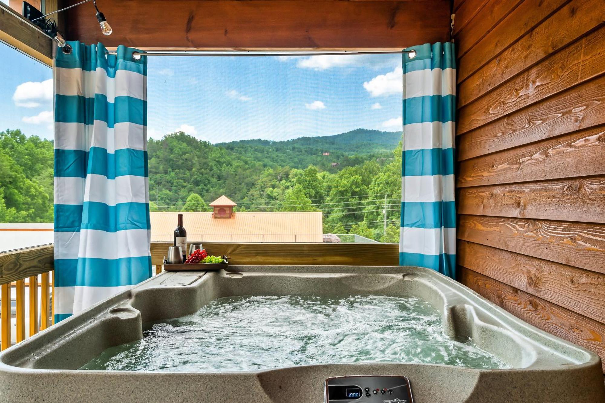 Smokiesboutiquecabins Would Love To Host You At Dolly'S Cute Cabin! 4 Suites With Private Bathrooms - Hot Tub, Fire Pit, Game Room, Resort Pool Open Memorial Day Through Labor Day! Гатлінбург Екстер'єр фото