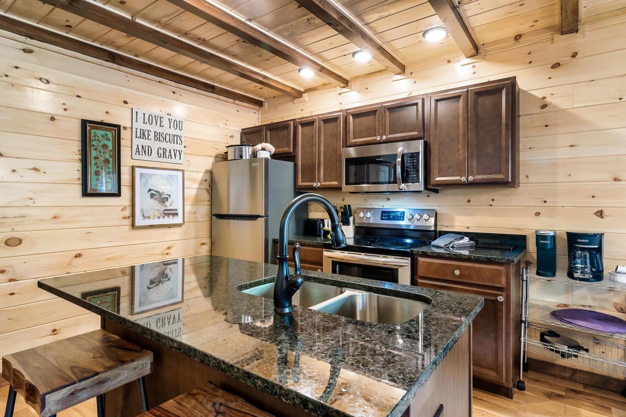 Smokiesboutiquecabins Would Love To Host You At Dolly'S Cute Cabin! 4 Suites With Private Bathrooms - Hot Tub, Fire Pit, Game Room, Resort Pool Open Memorial Day Through Labor Day! Гатлінбург Екстер'єр фото
