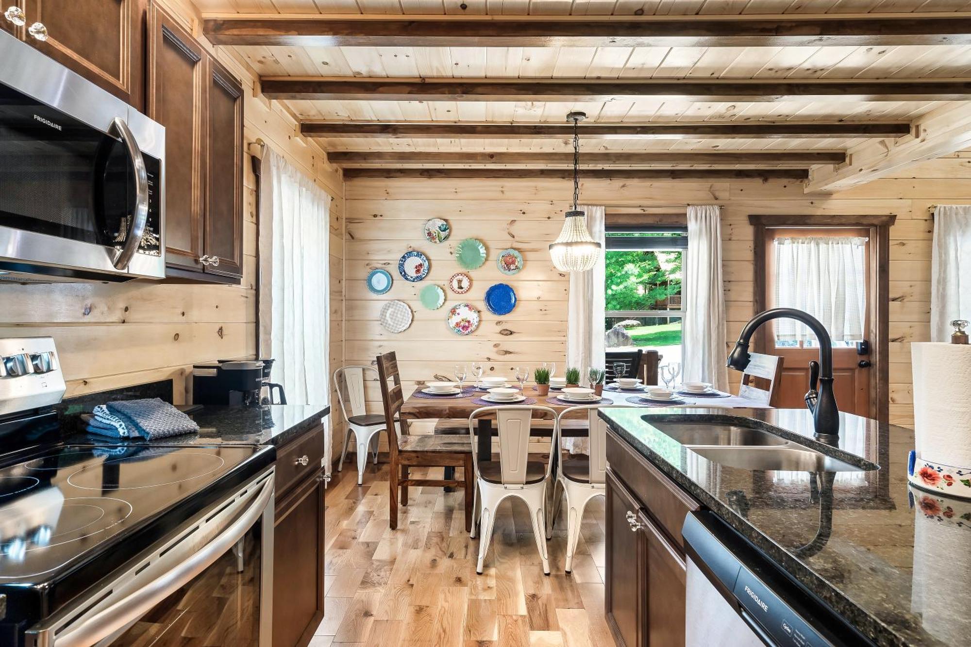 Smokiesboutiquecabins Would Love To Host You At Dolly'S Cute Cabin! 4 Suites With Private Bathrooms - Hot Tub, Fire Pit, Game Room, Resort Pool Open Memorial Day Through Labor Day! Гатлінбург Екстер'єр фото