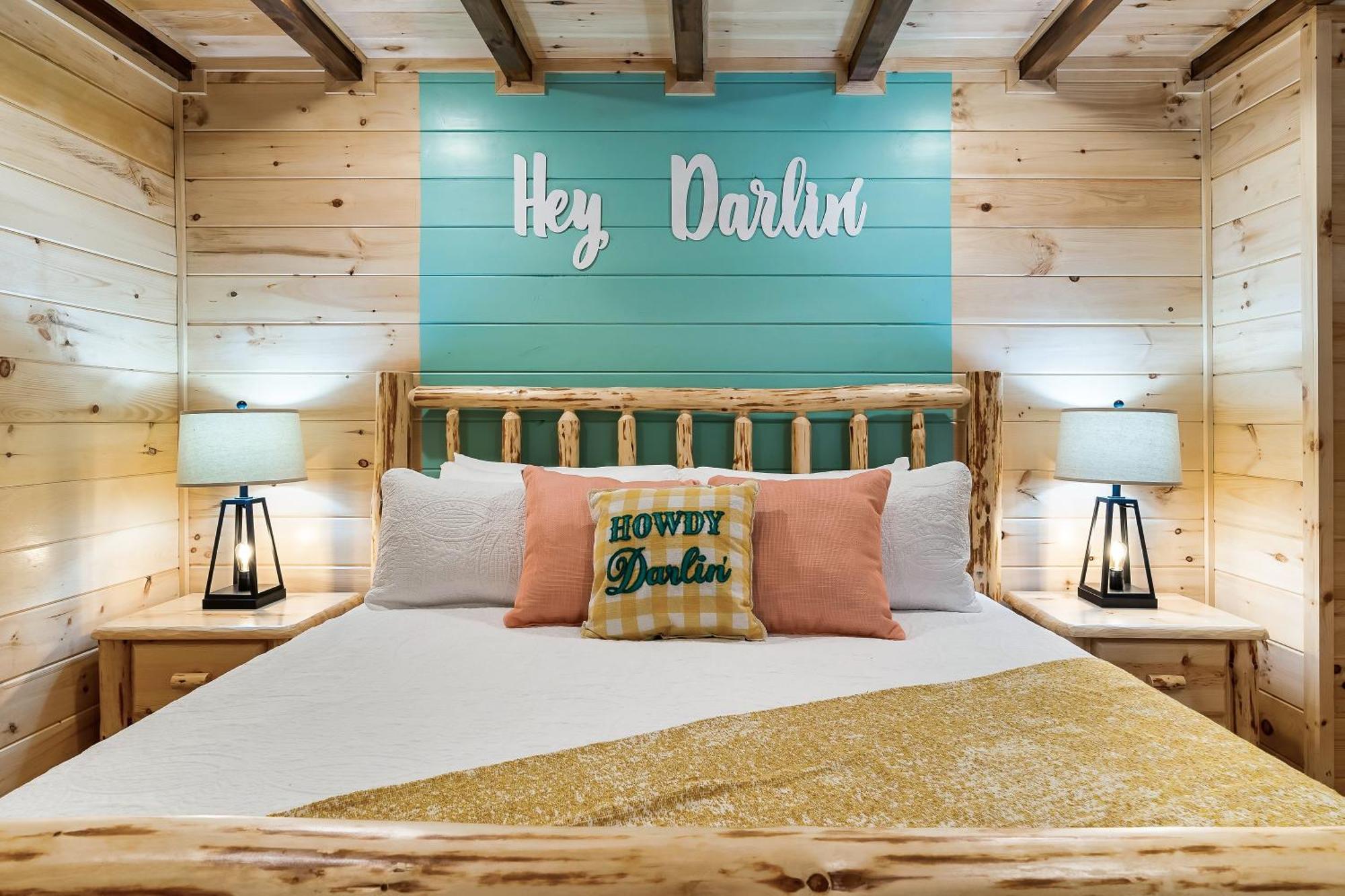 Smokiesboutiquecabins Would Love To Host You At Dolly'S Cute Cabin! 4 Suites With Private Bathrooms - Hot Tub, Fire Pit, Game Room, Resort Pool Open Memorial Day Through Labor Day! Гатлінбург Екстер'єр фото