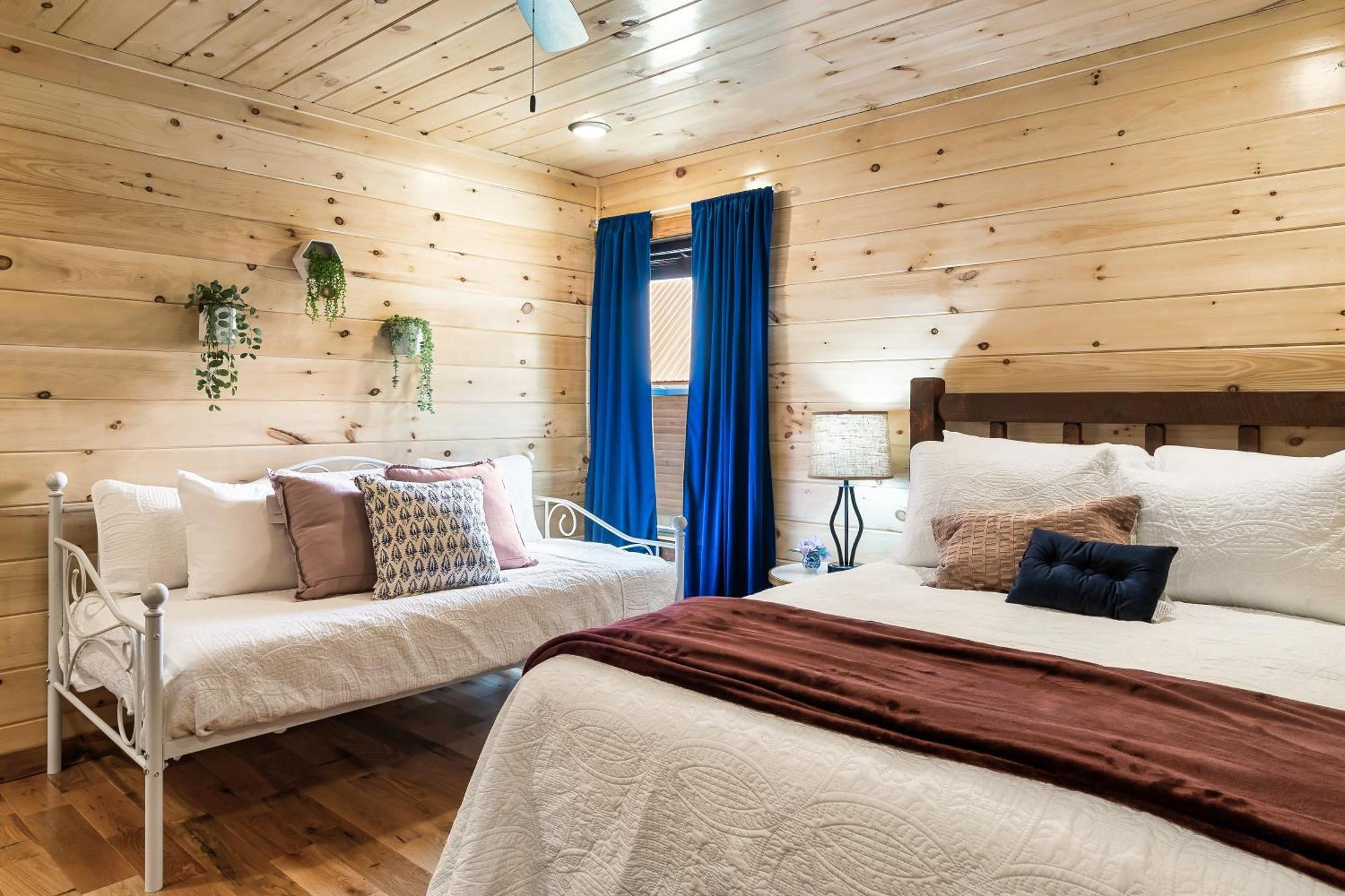 Smokiesboutiquecabins Would Love To Host You At Dolly'S Cute Cabin! 4 Suites With Private Bathrooms - Hot Tub, Fire Pit, Game Room, Resort Pool Open Memorial Day Through Labor Day! Гатлінбург Екстер'єр фото