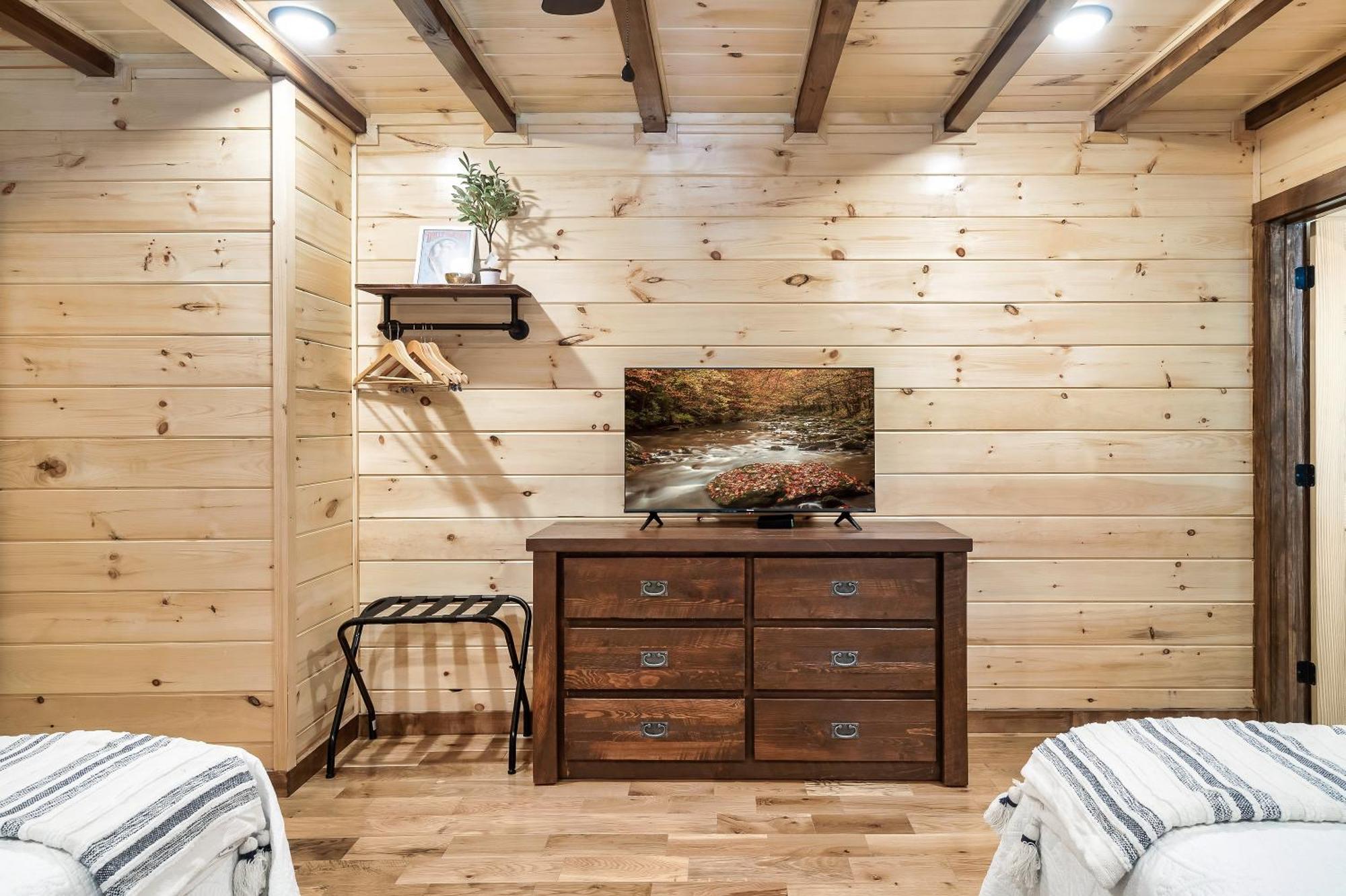 Smokiesboutiquecabins Would Love To Host You At Dolly'S Cute Cabin! 4 Suites With Private Bathrooms - Hot Tub, Fire Pit, Game Room, Resort Pool Open Memorial Day Through Labor Day! Гатлінбург Екстер'єр фото