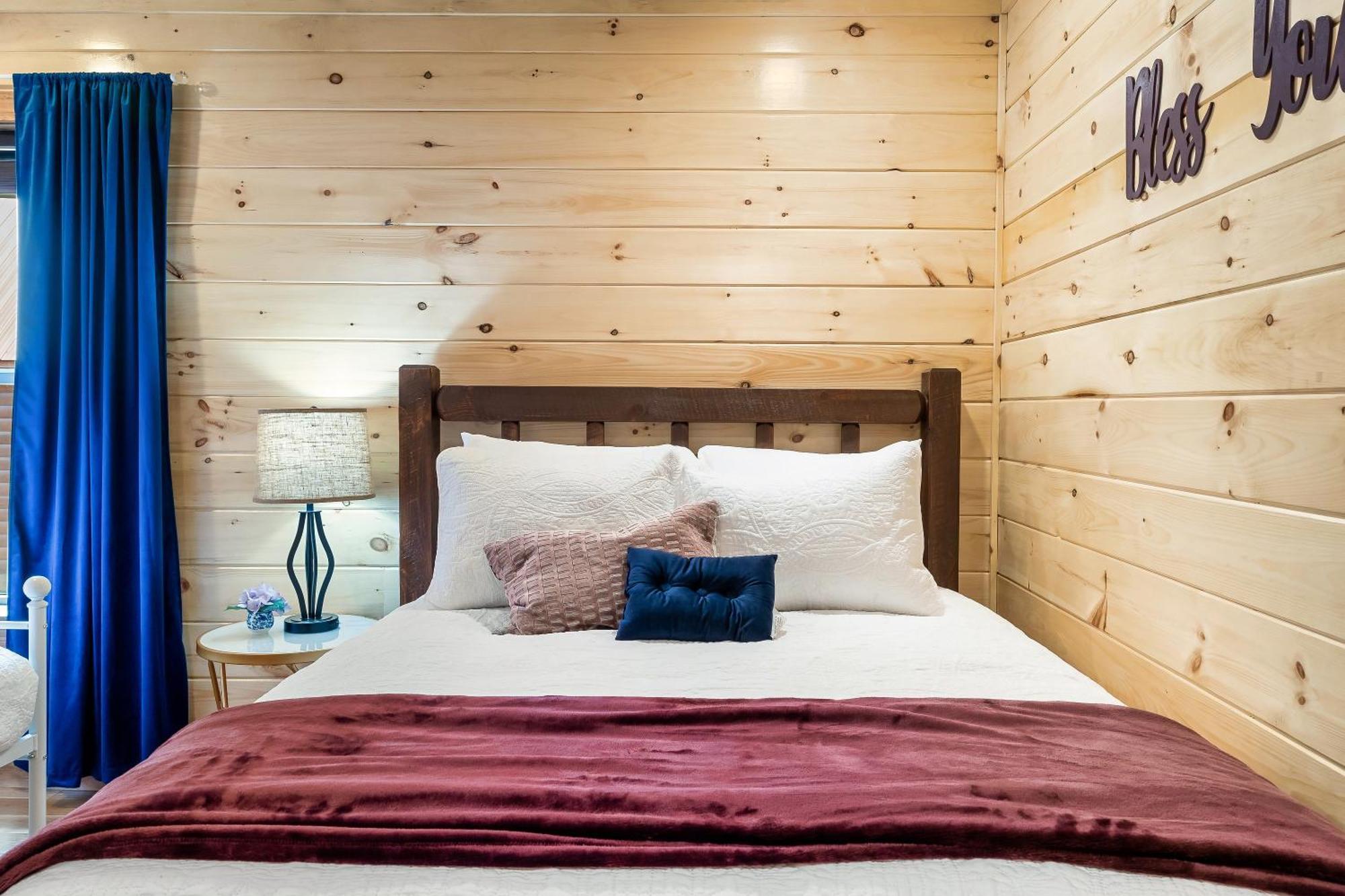 Smokiesboutiquecabins Would Love To Host You At Dolly'S Cute Cabin! 4 Suites With Private Bathrooms - Hot Tub, Fire Pit, Game Room, Resort Pool Open Memorial Day Through Labor Day! Гатлінбург Екстер'єр фото