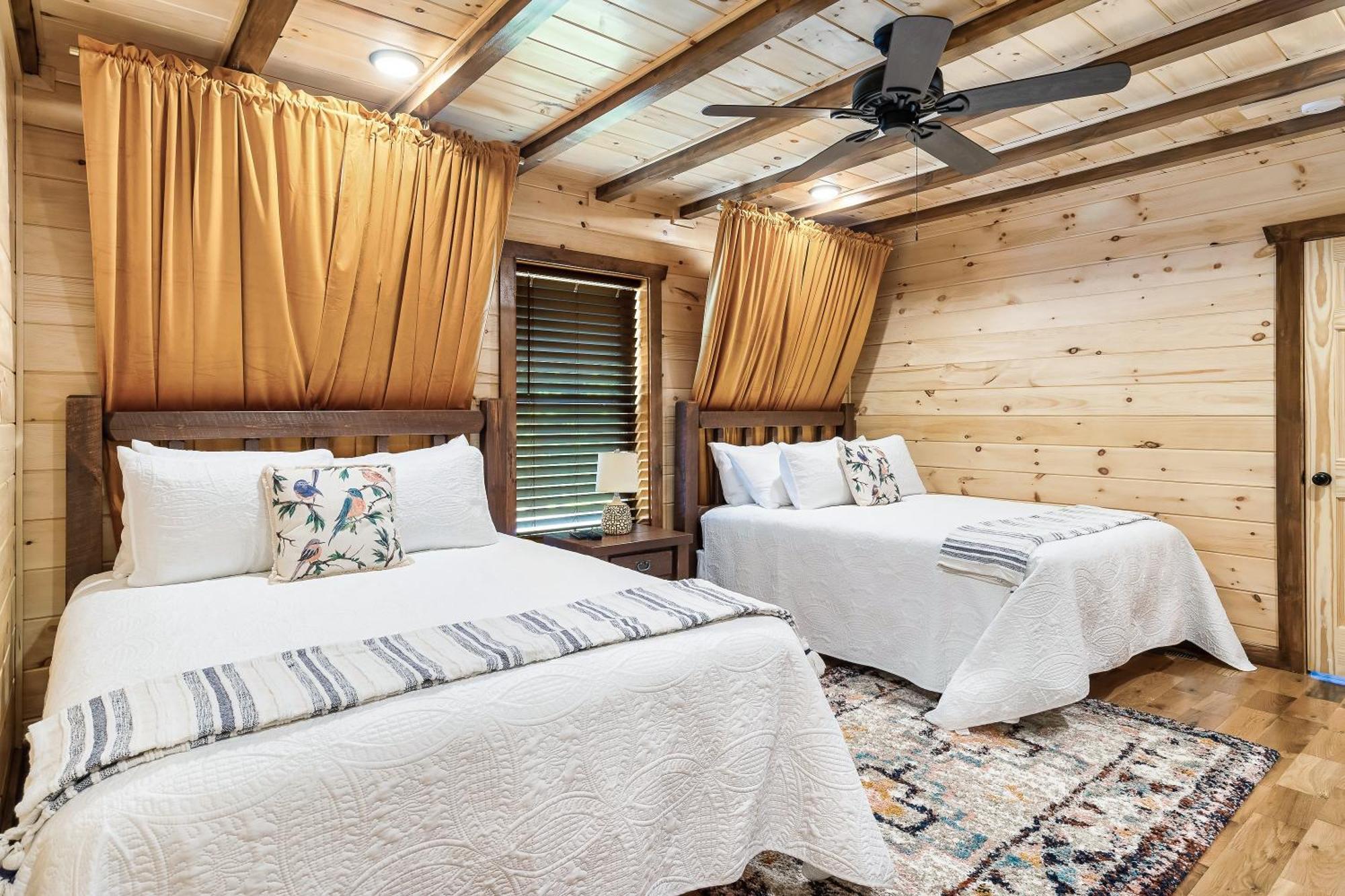 Smokiesboutiquecabins Would Love To Host You At Dolly'S Cute Cabin! 4 Suites With Private Bathrooms - Hot Tub, Fire Pit, Game Room, Resort Pool Open Memorial Day Through Labor Day! Гатлінбург Екстер'єр фото