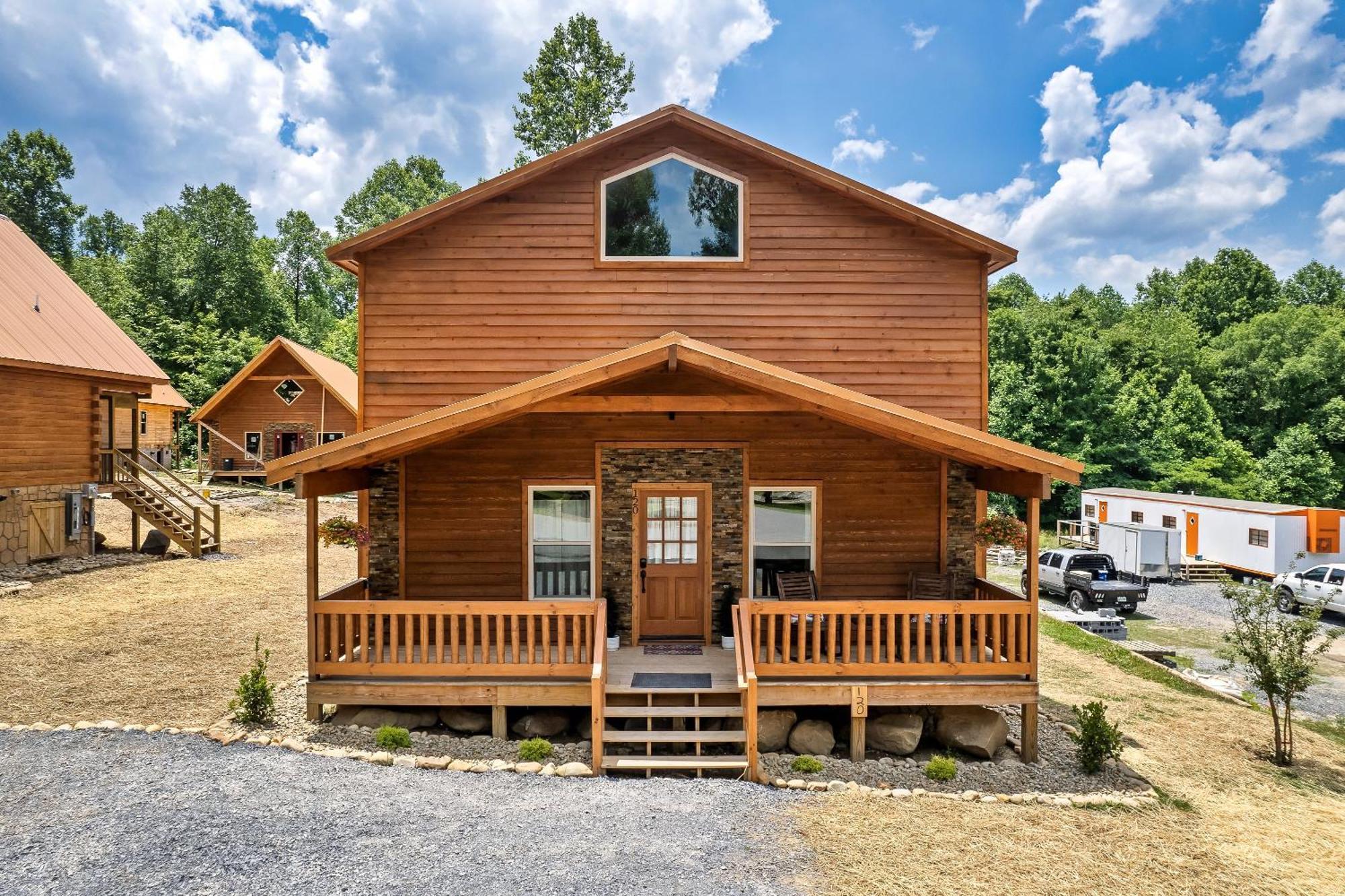 Smokiesboutiquecabins Would Love To Host You At Dolly'S Cute Cabin! 4 Suites With Private Bathrooms - Hot Tub, Fire Pit, Game Room, Resort Pool Open Memorial Day Through Labor Day! Гатлінбург Екстер'єр фото