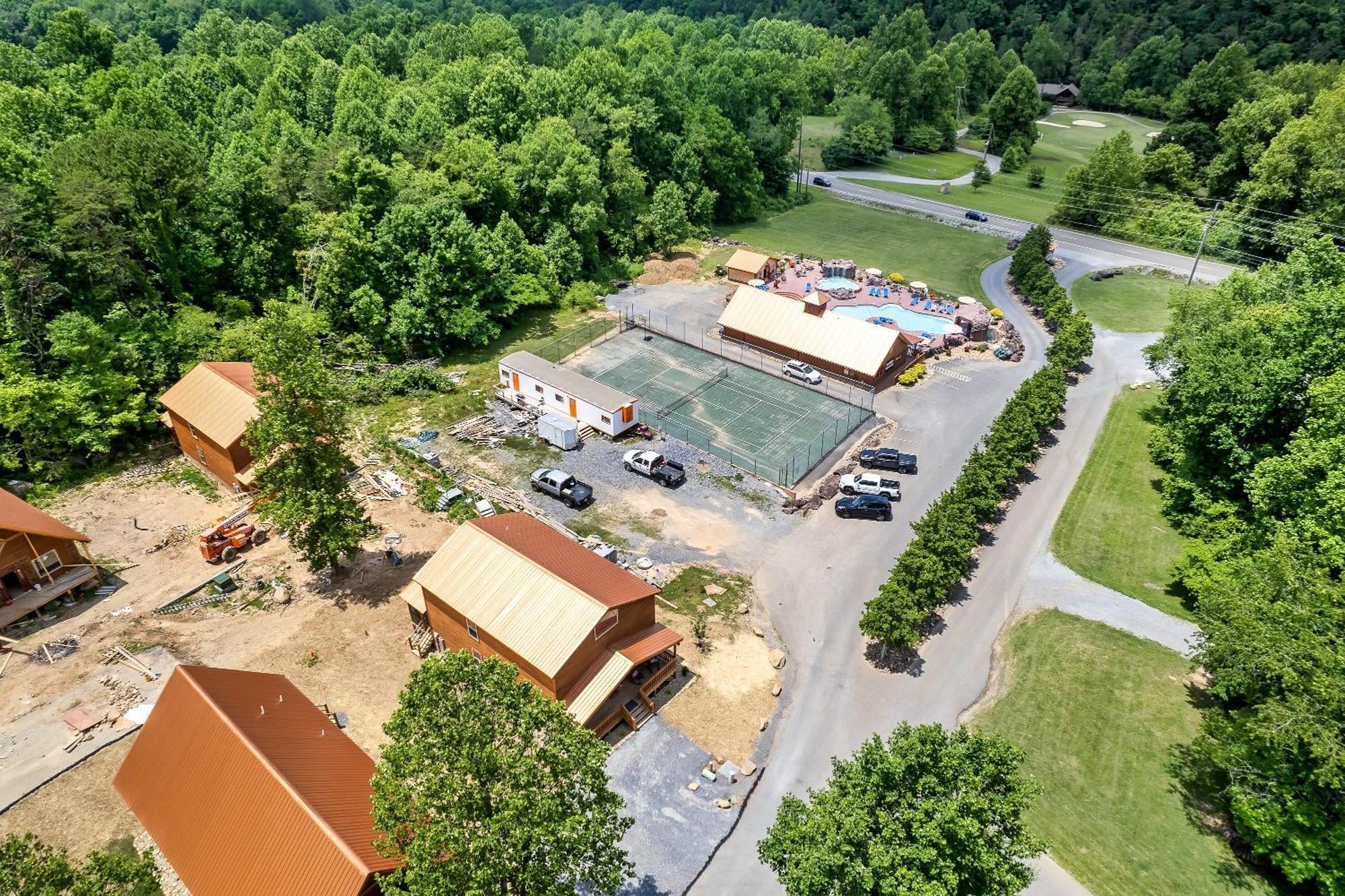 Smokiesboutiquecabins Would Love To Host You At Dolly'S Cute Cabin! 4 Suites With Private Bathrooms - Hot Tub, Fire Pit, Game Room, Resort Pool Open Memorial Day Through Labor Day! Гатлінбург Екстер'єр фото