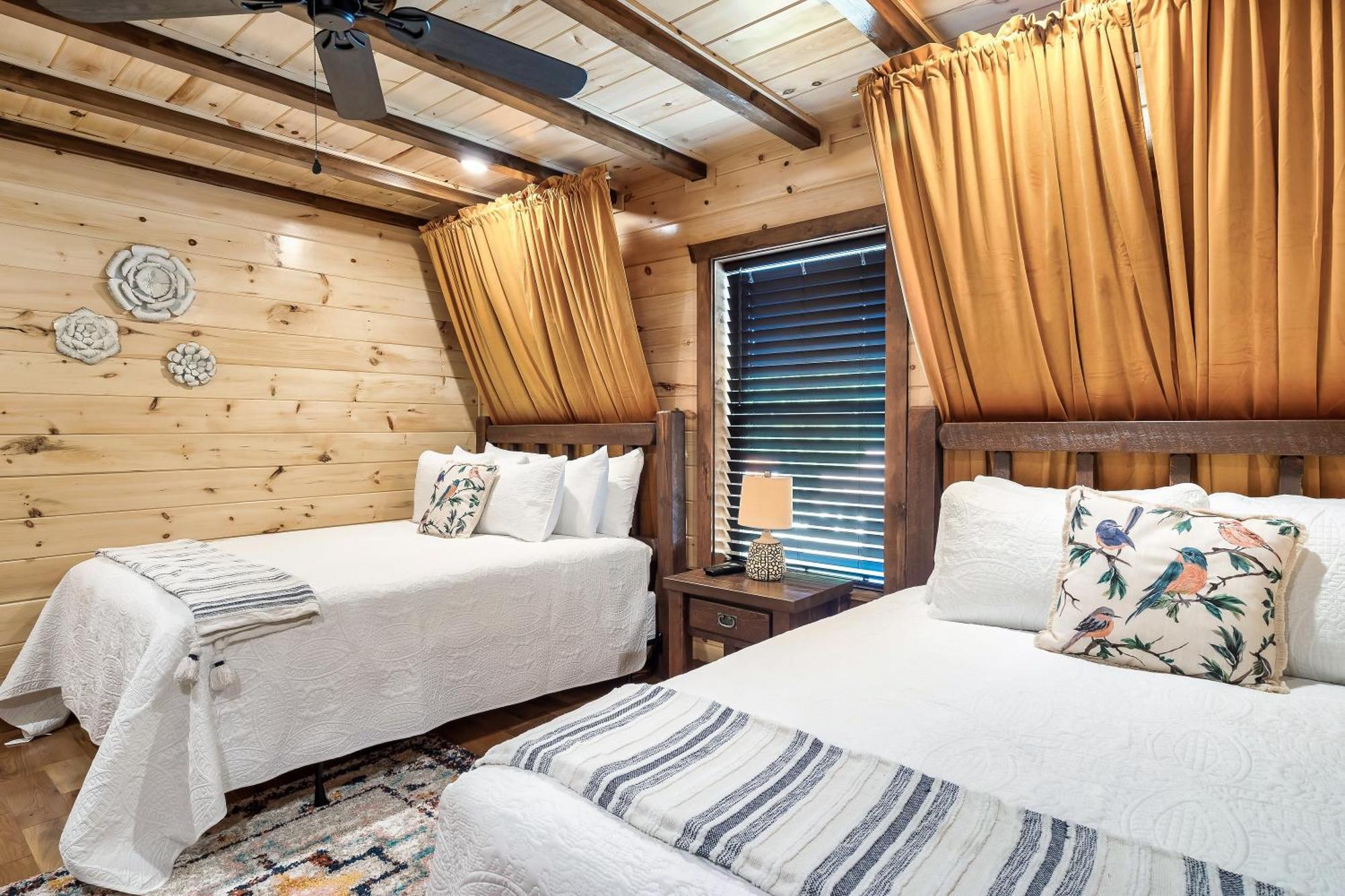 Smokiesboutiquecabins Would Love To Host You At Dolly'S Cute Cabin! 4 Suites With Private Bathrooms - Hot Tub, Fire Pit, Game Room, Resort Pool Open Memorial Day Through Labor Day! Гатлінбург Екстер'єр фото