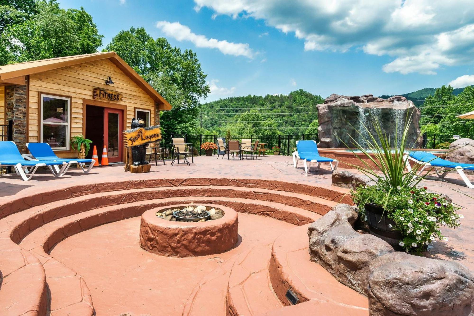 Smokiesboutiquecabins Would Love To Host You At Dolly'S Cute Cabin! 4 Suites With Private Bathrooms - Hot Tub, Fire Pit, Game Room, Resort Pool Open Memorial Day Through Labor Day! Гатлінбург Екстер'єр фото