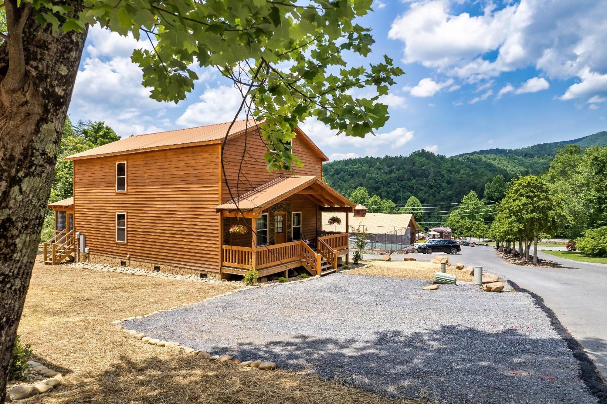 Smokiesboutiquecabins Would Love To Host You At Dolly'S Cute Cabin! 4 Suites With Private Bathrooms - Hot Tub, Fire Pit, Game Room, Resort Pool Open Memorial Day Through Labor Day! Гатлінбург Екстер'єр фото