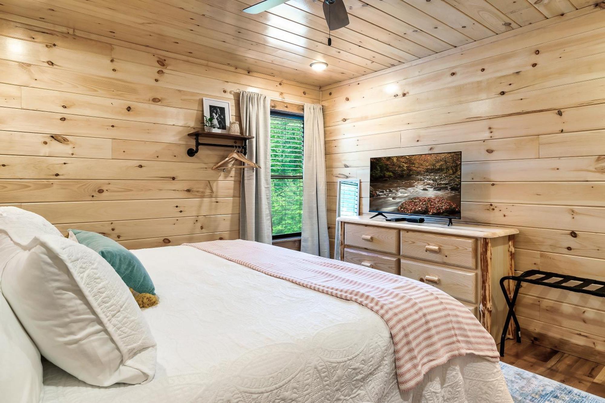 Smokiesboutiquecabins Would Love To Host You At Dolly'S Cute Cabin! 4 Suites With Private Bathrooms - Hot Tub, Fire Pit, Game Room, Resort Pool Open Memorial Day Through Labor Day! Гатлінбург Екстер'єр фото